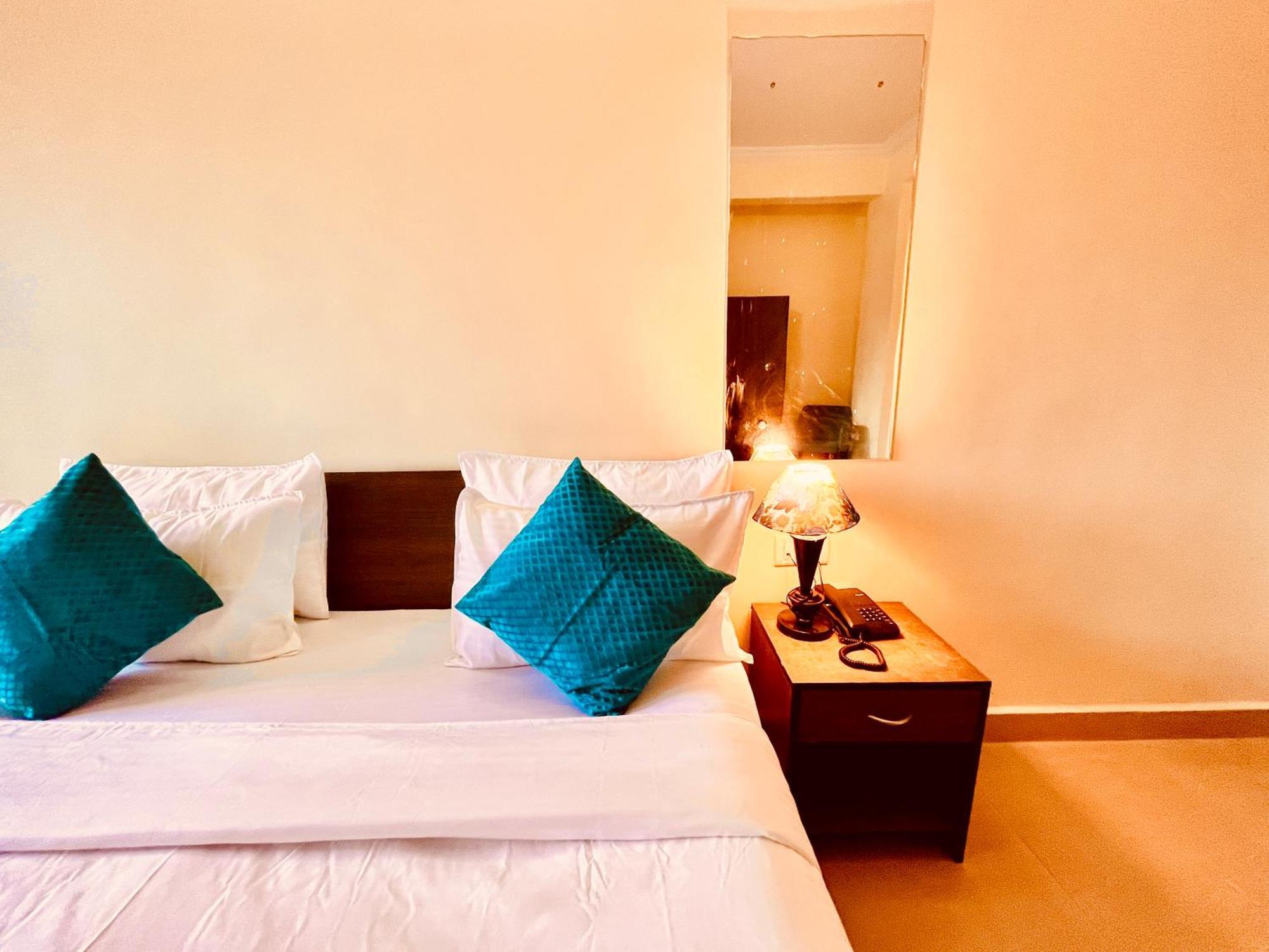 Summer Beach Resort, Goa - #Near Baga Beach #Swimming Pool #Garden #Bar #Lift #Premium Rooms #Property Of The Year #70565-84665 Calangute Exterior foto
